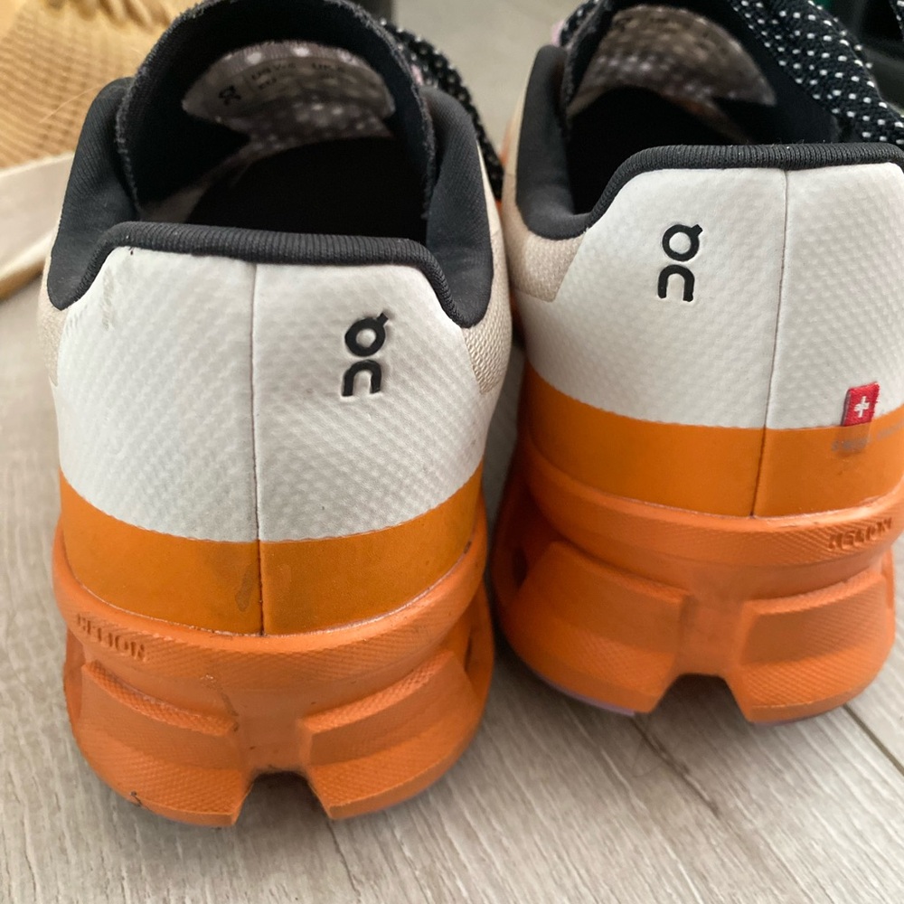 On cloud athletic shoes cream and orange - Picture 5 of 5